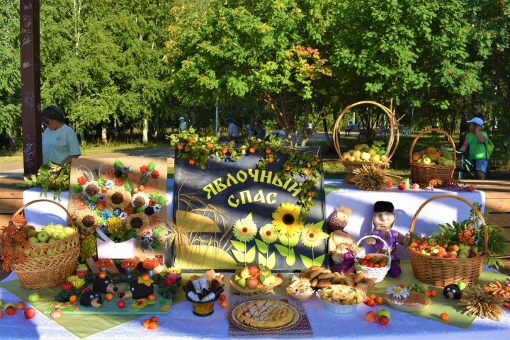Азнакайлылар алма спасын бәйрәм иттеләр