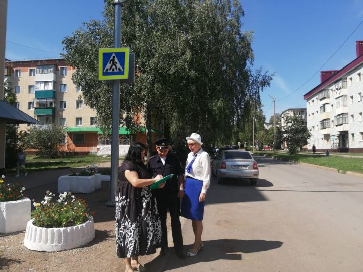 В Азнакаево проверили пешеходные переходы возле образовательных учреждений
