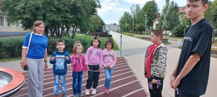 На улицах Азнакаево прошла праздничная акция, посвященная Дню Государственного флага России