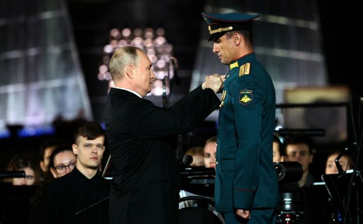 Владимир Путин наградил Расима Баксикова из Татарстана звездой Героя России