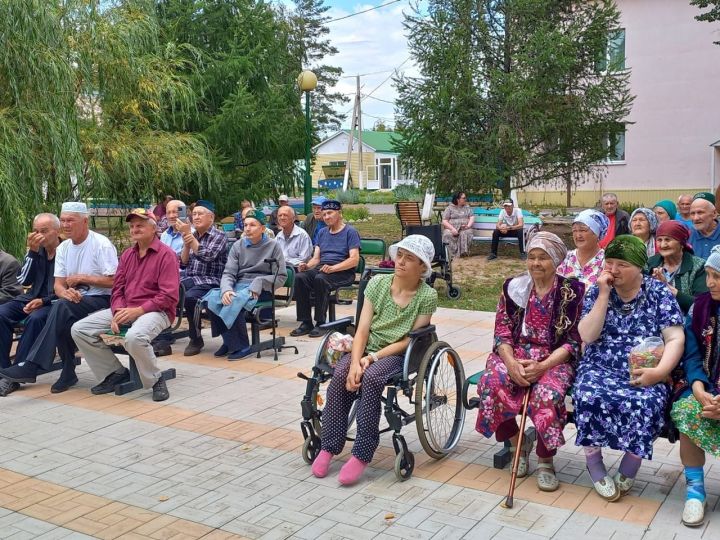 Жителей Азнакаевского дома интерната и яблоками угостили, и песнями порадовали