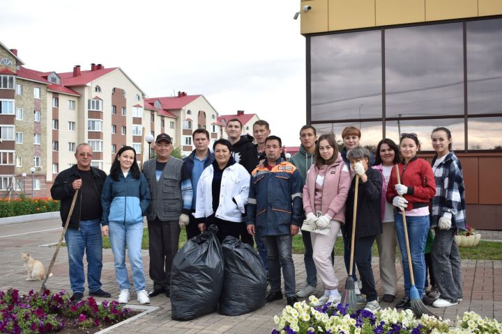 В Азнакаево начались осенние субботники