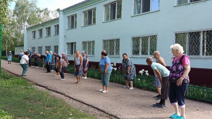 Утро в социально-реабилитационном отделении комплексного центра «Омет» начинается с зарядки