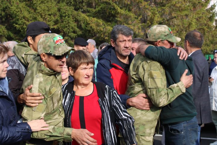 Азнакайда үз теләге белән махсус хәрби операциягә китүчеләрне озаттылар