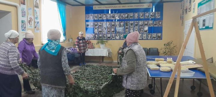 Таллы Бүләк авылы уңганнары егетләргә маскировка челтәрләре үрә