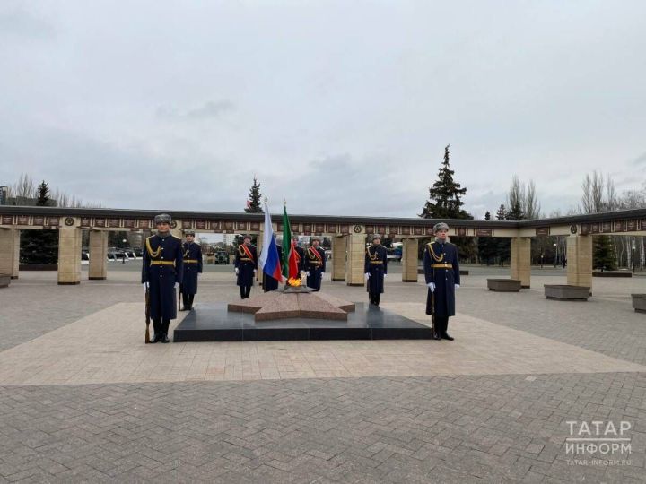 Традиционная церемония возложения цветов к Вечному огню в Казани