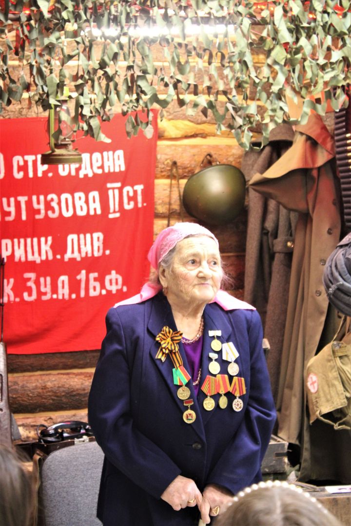 В музее Центра детского творчества города Азнакаево, состоялась встреча с ветераном тыла
