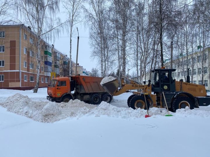 Азнакаевские дорожные службы города усиленно расчищают улицы и вывозят снег