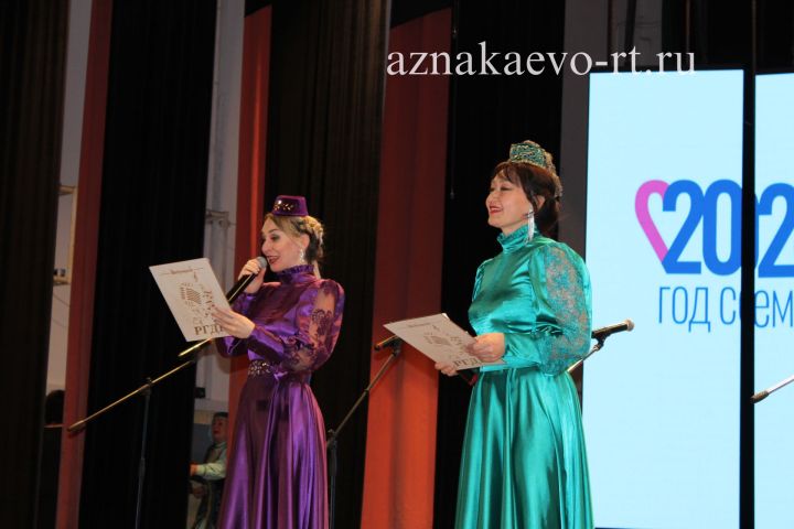 В районно-городском Дворце культуры города Азнакаево состоялся большой концерт с участниками VIII Республиканского фестиваля самодеятельных исполнителей «Балкыш» («Сияние»)
