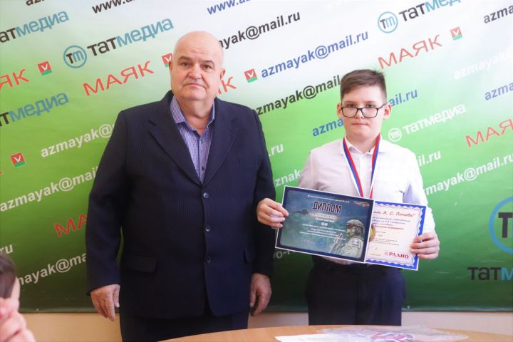 В редакции газеты «Маяк» состоялось награждение юных участников кружка спортивной и космической радиосвязи