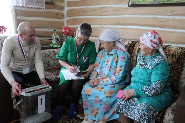 100-летняя Тагира Асанова из Азнакаево: “Я выбираю с пожеланиями благополучия стране”