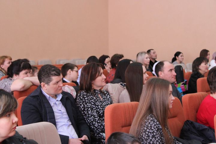 В первой школе города Азнакаево весело отметили 23 февраля и 8 марта