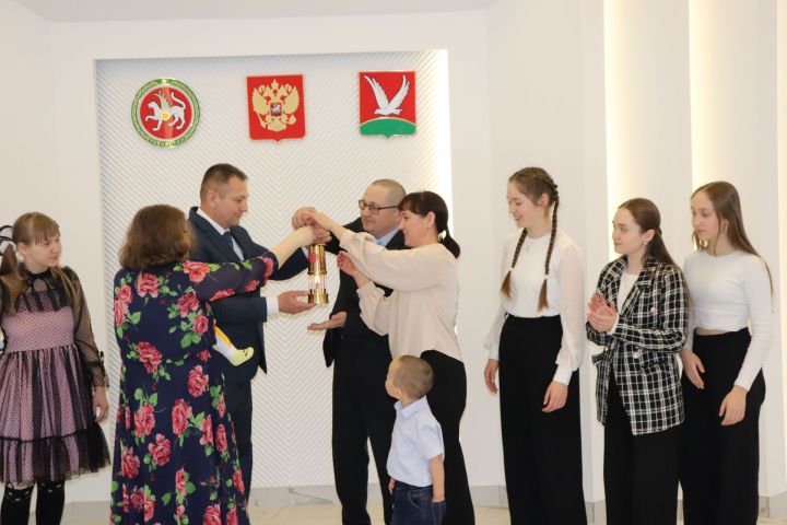 Азнакаевцы передали капсулу с семейным огнем семье из Муслюмовского района