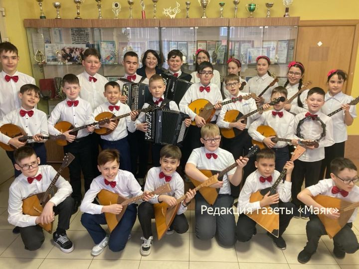 Азнакай балалар сәнгать мәктәбе укучылары уңышлары белән сөендерәләр