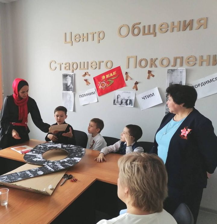 27 апреля в Центре общения старшего поколения прошел мастер-класс «Георгиевская ленточка»