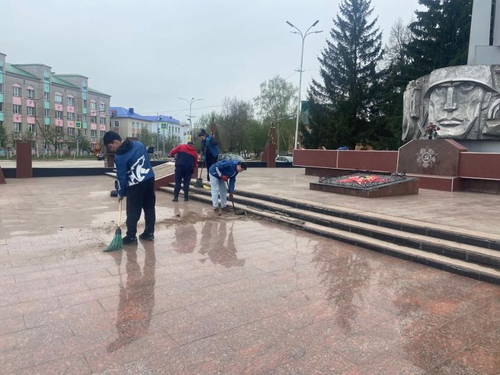 Азнакаевцы присоединились к субботнику по благоустройству памятников Великой Отечественной войны