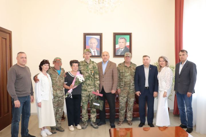 Азнакай районы башлыгы Марсель Шәйдуллин ялга кайткан хәрбиләр белән очрашты