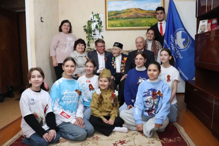 Азнакайда Бөек Ватан сугышы ветераны Гайнулла ага Әюповны Җиңү бәйрәме белән котладылар