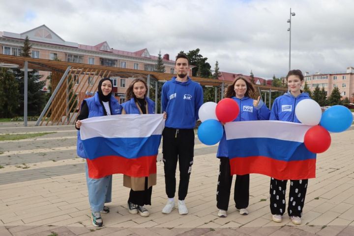 В День Государственного флага РФ в Азнакаево прошла акция-раздача ленточек триколора