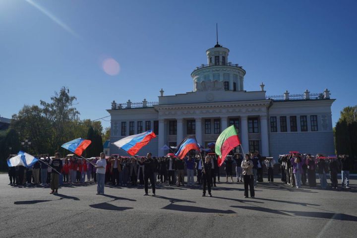 В честь Дня воссоединения новых регионов с Россией молодогвардейцы РТ организовали флешмоб