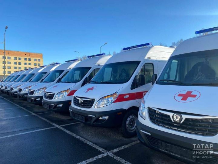 50 автомобилей скорой помощи Раис Татарстана вручил районным больницам