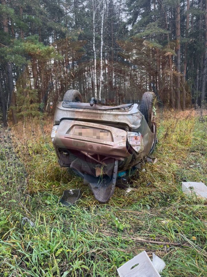 В Азнакаевском районе в результате опрокидывания автомобиля водитель погиб