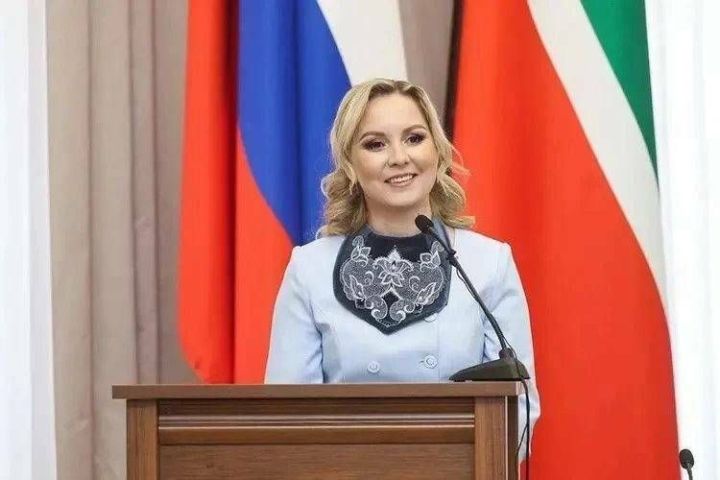 Эльвира Ахметова поздравила сотрудников ЗАГСа с профессиональным праздником