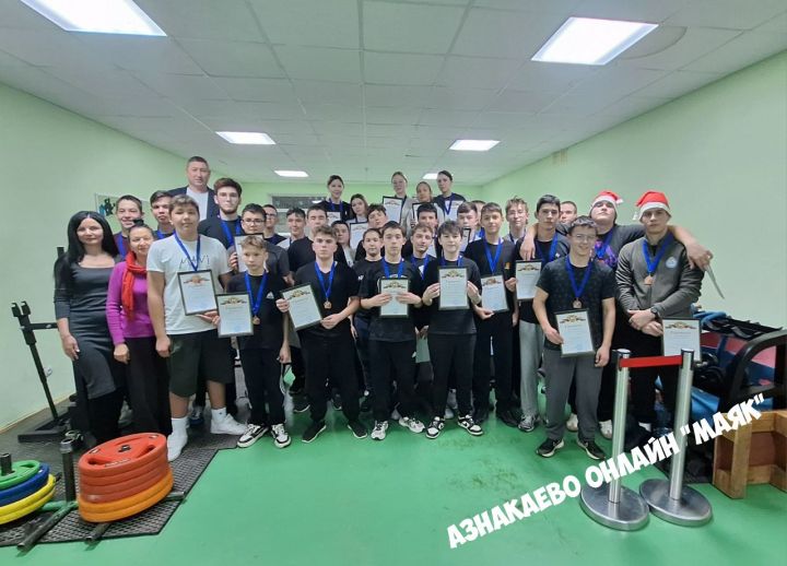В Азнакаево разыграли Кубок Деда Мороза по армрестлингу