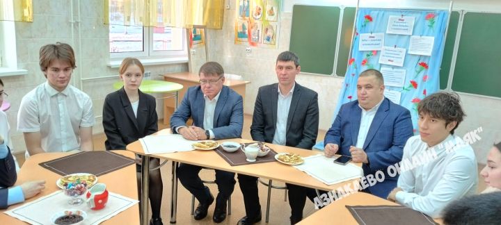 В Азнакаевской школе № 1 прошел деловой завтрак «Диалог на равных»