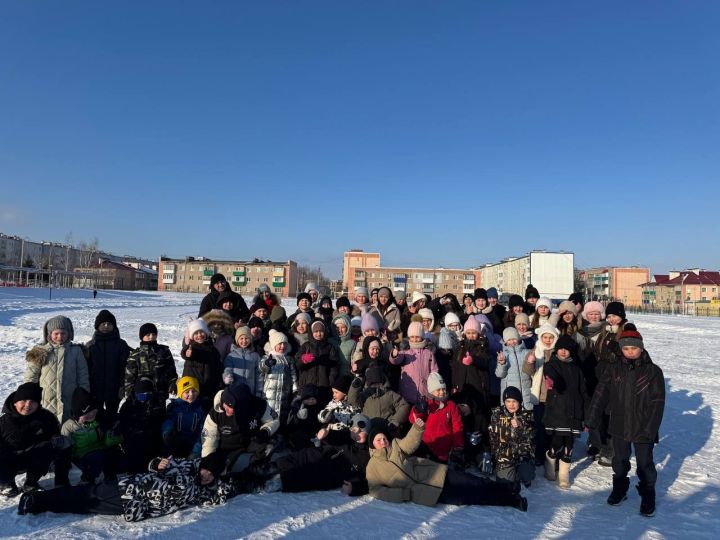 В Азнакаево прошел флешмоб дружбы «Огоньки обнимаются»