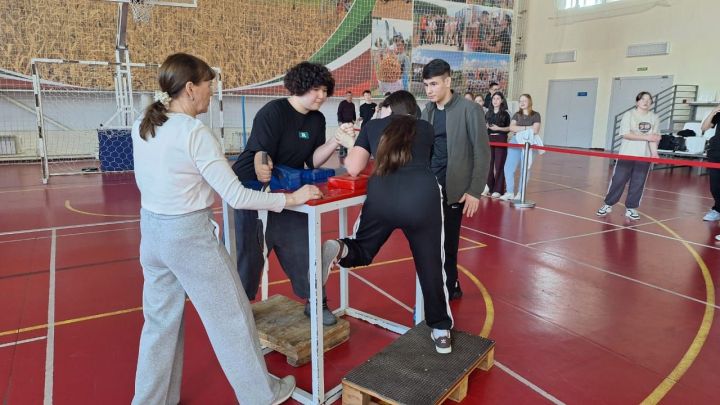Азнакайда яшүсмерләр һәм өлкәннәр арасында армрестлинг ярышы узды