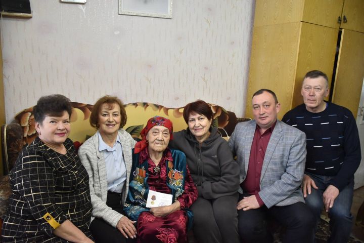 Ветеранам и труженикам тыла Актюбы вручены юбилейные медали