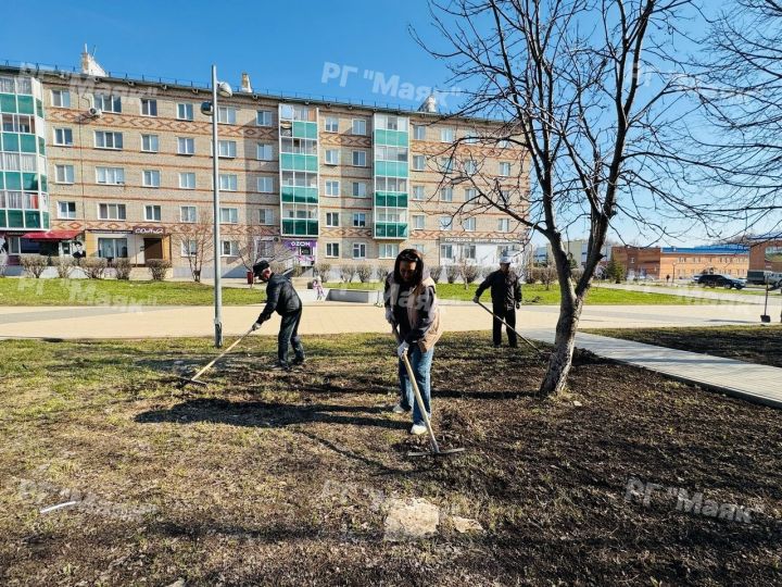 Дворец культуры Азнакаево наводит чистоту на субботнике