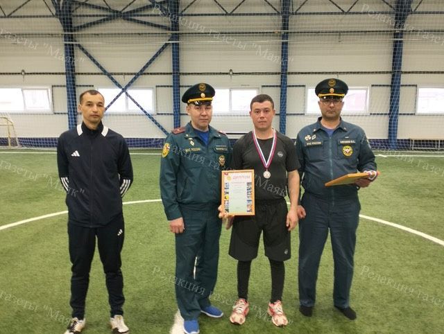 Азнакаевские пожарные соревновались в футбольном матче