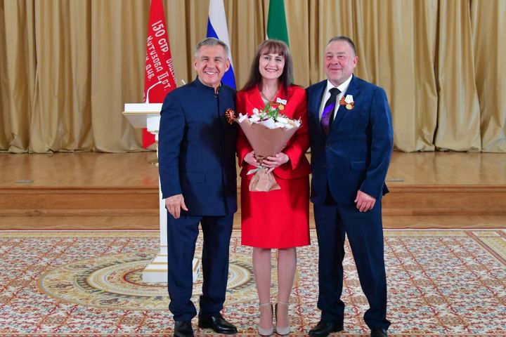 Татарстан Рәисе Азнакайдан Хәсәновлар гаиләсен «Ата-ана даны» ордены медале белән бүләкләде