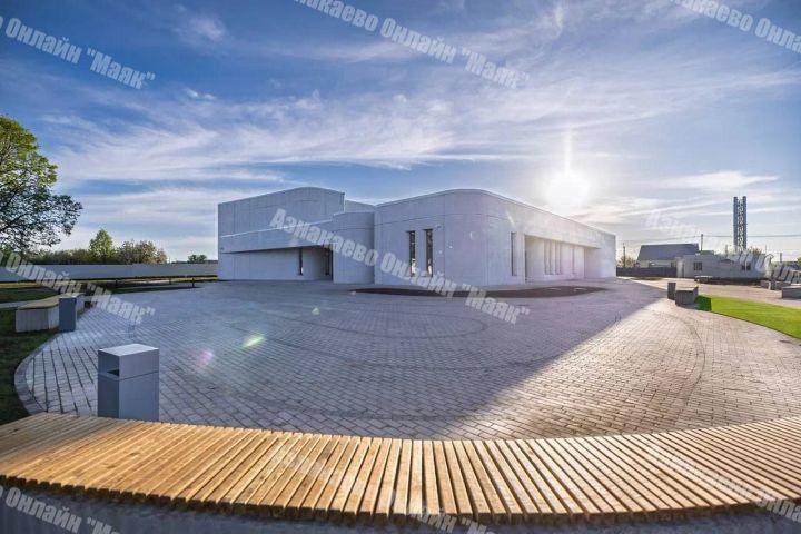 Татарстан Рәисе Азнакай районының Мәлбагыш авылында 3Д-принтер ярдәмендә төзелгән мәдәни үзәкне ачуда катнашты