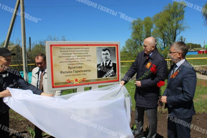 В старой Актюбе открыли памятник в честь генерал-майора Фатыха Булатова