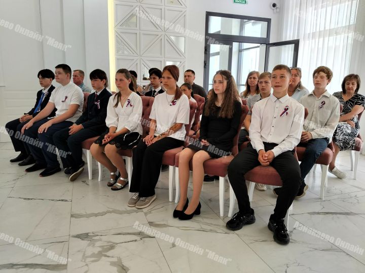 Азнакайда 14 яшен тутырган егет һәм кызларга тантаналы рәвештә паспорт тапшыру чарасы узды
