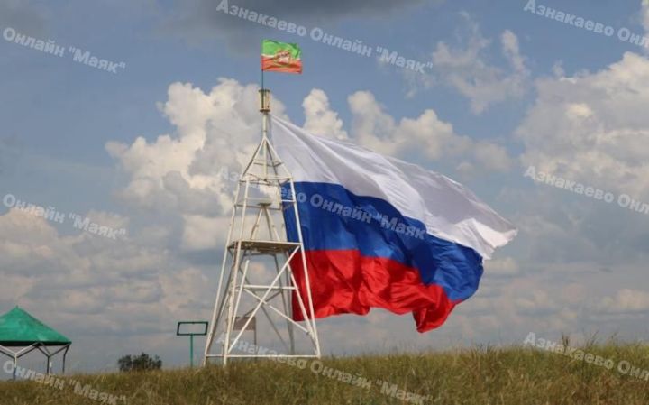 Над Чатыр-тау развернули флаг России