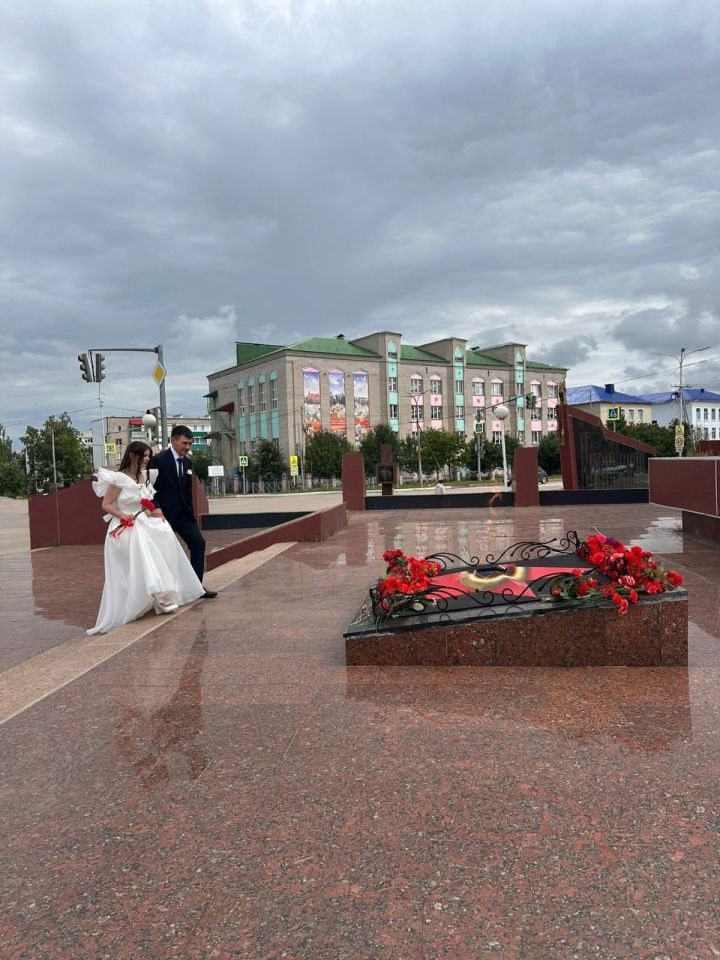 Фотографии молодых семей у Вечного огня — знак сохранения нашей истории