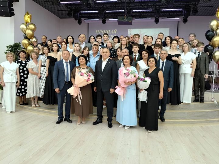 Сегодня в Азнакаево состоялась торжественная церемония вручения аттестатов выпускникам лицея №4.