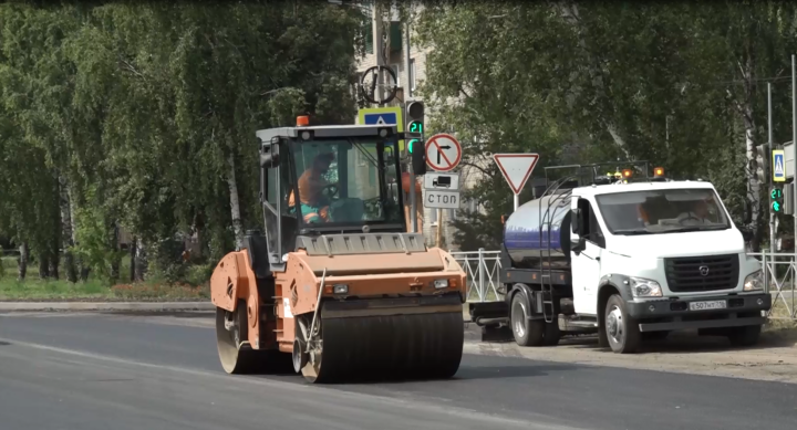 В Азнакаево продолжаются работы по асфальтированию дорог