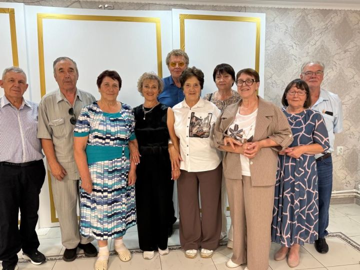 Пройдите на сцену, вас ищет одноклассница