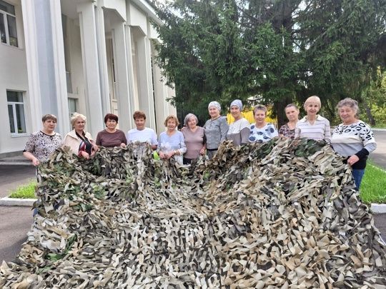 Их оружие — доброта, их фронт — мастерская: история подвига «серебряных» волонтеров