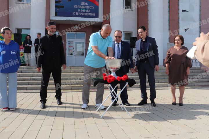 Азнакаево почтило память жертв террора акцией «Капля жизни»
