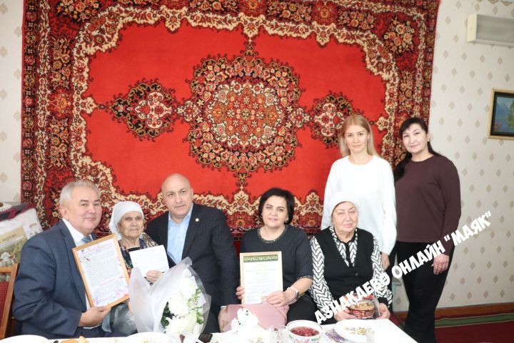 Учитель-юбиляр принимает поздравления