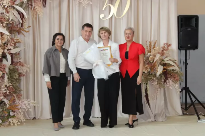 Бер мәктәп – меңләгән язмыш: Азнакайның 6 нчы мәктәбе 50 еллык юбилеен билгеләп үтте