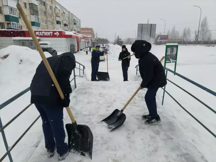 «Снежный десант» школы №1 вышел на помощь коммунальщикам