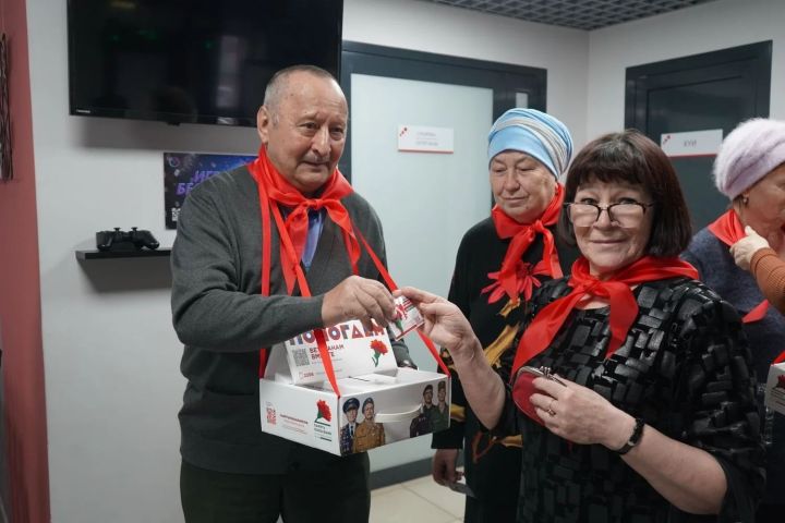 Красная гвоздика: память и забота
