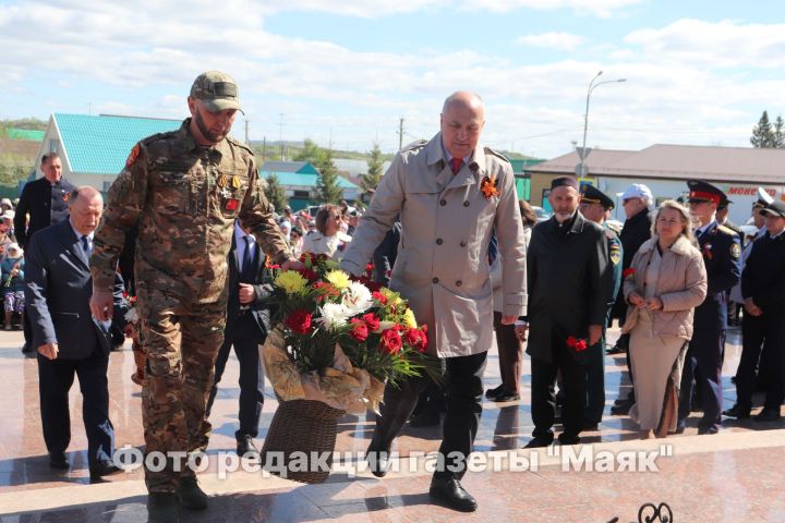 На площади Победы в Азнакаево возложили венки и цветы к мемориальному комплексу